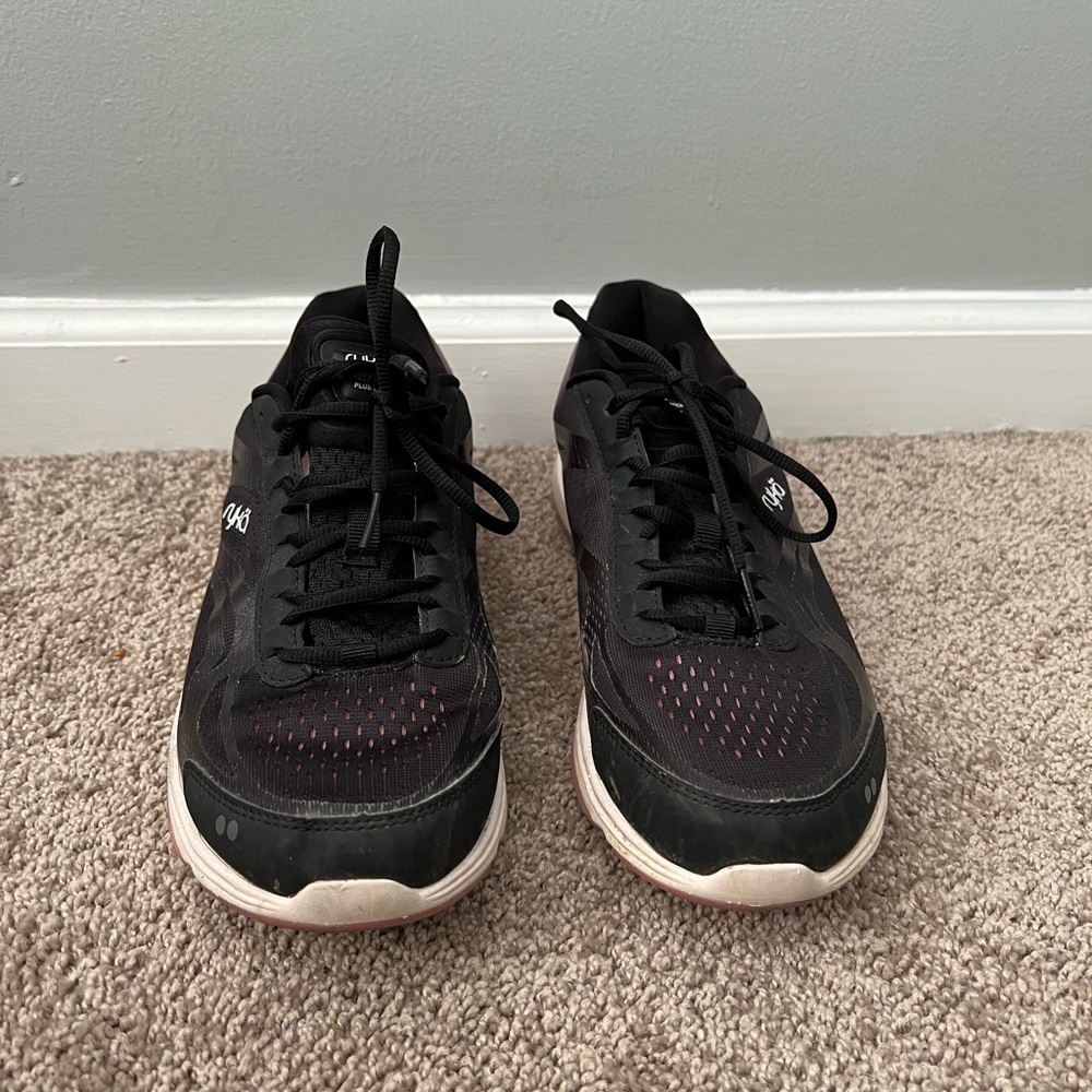 Ryka Devo Plus 2 Women’s Size 10 NWOT. Wore around the house and don’t fit.